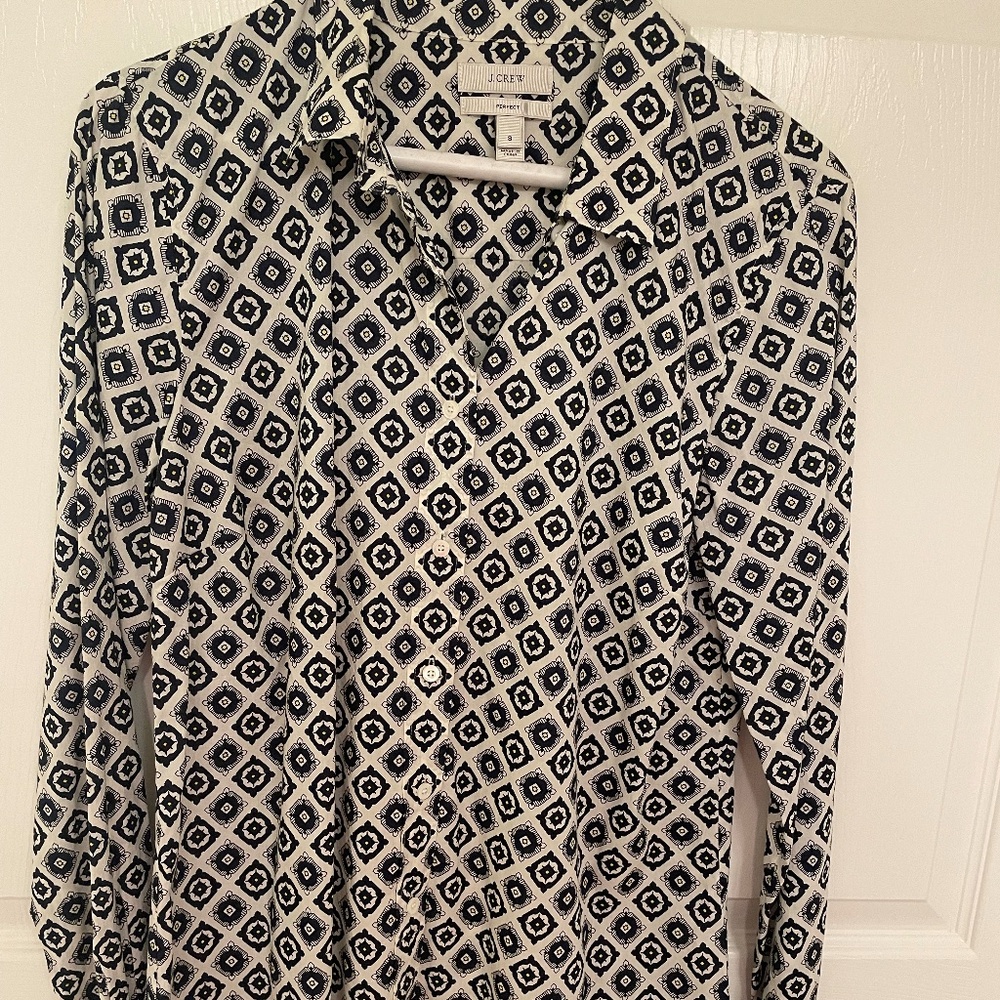 J. Crew medallion navy printed button down shirt size 8 perfect fit 100% cotton